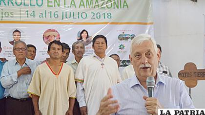 El padre Arturo Sosa junto a los representantes indígenas /ANF
