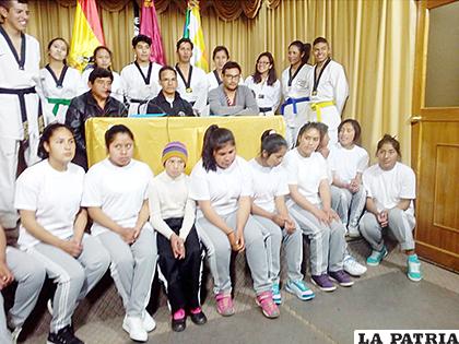 Algunas de las niñas del hogar Penny que practican el taekwondo