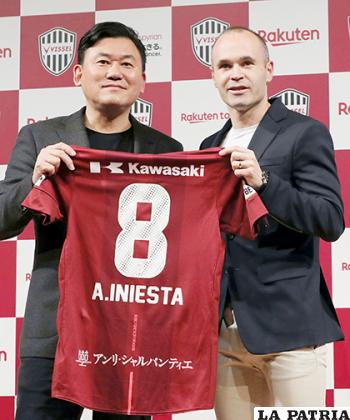 Mikitani junto a Iniesta tras su presentación en Vissel Kobe