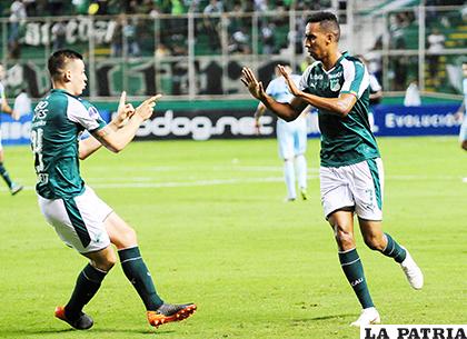 John Mosquera y Nicolás Benedetti, celebran el primer gol del Deportivo Cali /APG