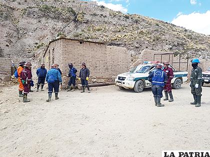 Personal policial y mineros de Huanuni se aprestan a ingresar a la mina