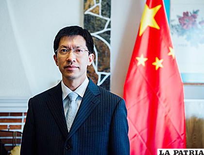 El embajador de la República Popular de China en Bolivia, cumplirá compromisos de su gobierno para ayudar al nuestro en materia minera.
