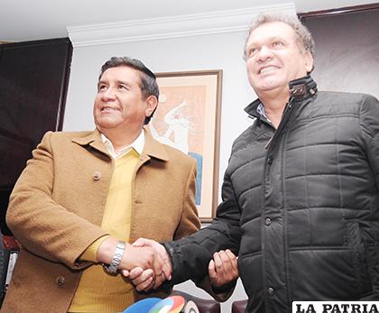Salinas y Paniagua, estrechan la mano luego de acordar el inicio del torneo Clausura /APG