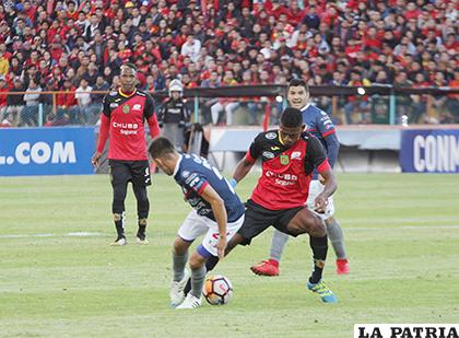 Una jugada del partido donde Wilstermann consiguió empatar ante Deportivo Cuenca (2-2) /APG