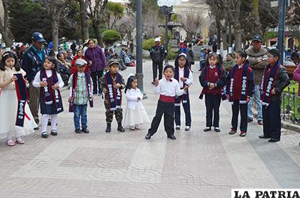 Niños declamadores se presentaron en la plaza 10 de Febrero 