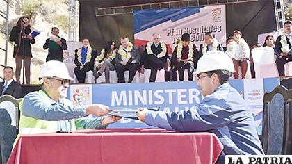 El acto en el que se firmó el contrato para la construcción de un hospital de cuarto nivel en La Paz /ANF