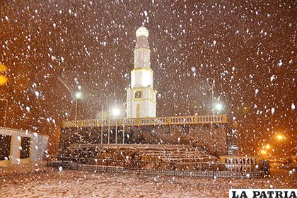 Intensa nevada cayó en la ciudad de Oruro, dejando un manto blanco y helado a su paso