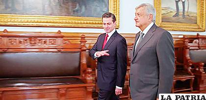 El presidente electo de México, Andrés Manuel López Obrador (d), junto al actual mandatario, Enrique Peña Nieto (i) /PULSOSLP.COM.MX