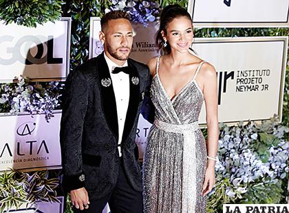 Neymar, junto a su novia Bruna Marquezine durante un acto del Instituto Proyecto Neymar /REUTERS