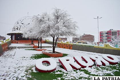 El nombre de la ciudad bajo la blanca nieve destacaba en el paisaje
