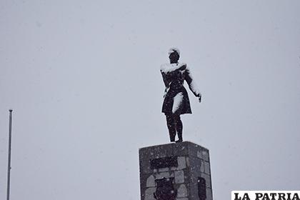 El monumento a Sebastián Pagador, parte del blanco y gélido paisaje

