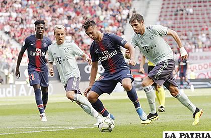 Una jugada del partido amistoso que protagonizaron el Bayern y París Saint Germain /EL NACIONAL