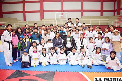 Deportistas que fueron parte del campamento de taekwondo 
