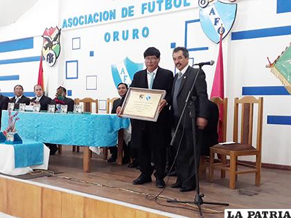 Aramayo entrega a Huallata una plaqueta en homenaje al aniversario de la Asociación de Fútbol de Oruro