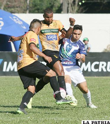 Jefferson Tavarez en su intento de dominar el balón /APG