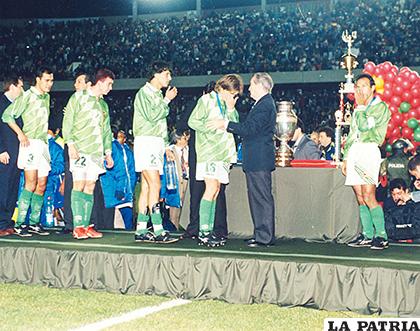 Los seleccionados reciben su medalla de subcampeón en la Copa América de 1997 
