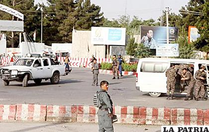 El atentado suicida perpetrado cerca del aeropuerto internacional de Kabul /PROCESO.HN