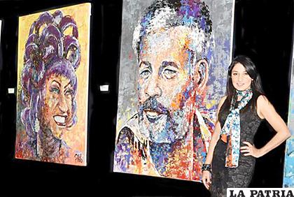 La artista plástica colombiana Dahyana Portilla junto a sus obras
