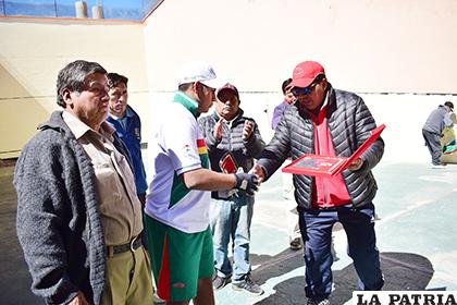 Directivos de la asociación hicieron una distinción especial a Milton Cayoja 
