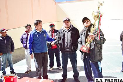 Deportistas entregan a los dirigentes el trofeo obtenido en el nacional de El Alto