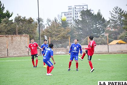 Una jugada del partido entre Corque FC y Afiz