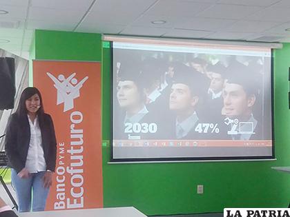 Gerente general de la empresa Elemental, Daniela García, en un taller sobre educación y tecnología 