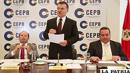Ronald Nostas (C), presidente de la Confederación de Empresarios Privados de Bolivia (CEPB) /elpais.bo
