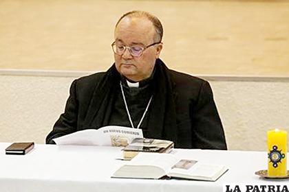 El arzobispo investigador Charles Scicluna en una reunión con religiosos en una iglesia de Osorno, Chile /REUTERS