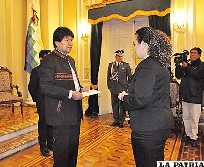 La embajadora de la República de El Salvador, Maddelin Vannessa Brizuela Arévalo junto al Presidente Morales /Ministerio de Relaciones Exteriores