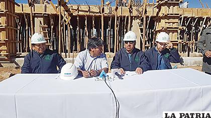 Directorio de la SIB junto al Gobernador de Oruro durante la firma de Convenio /SIB