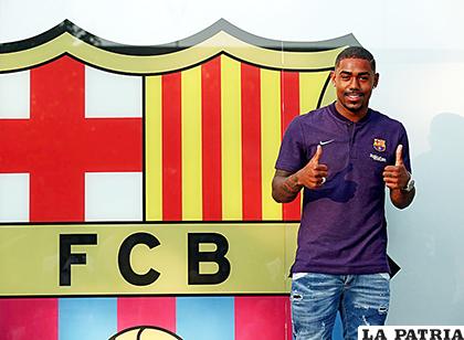 El brasileño Malcom posa junto al escudo del FC Barcelona /REUTERS