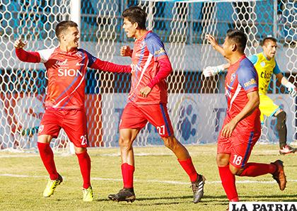 Mauro Milano (25) mediante tiro penal anotó el primer gol para el 