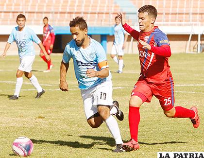 Charles da Silva avanza con balón dominado ante la marca de Milano /APG
