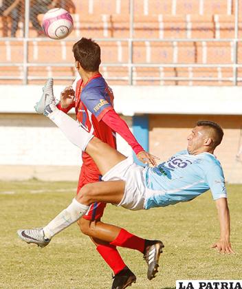 Una acción del partido entre Aurora y Royal Pari /APG 