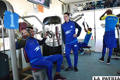 Barrera y Sanguinetti durante el trabajo en gimnasio 
