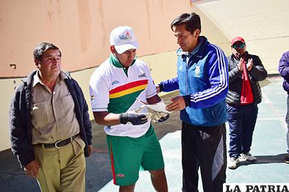 Santos Mendieta (izquierda) trajo a jugar a Oruro a Milton Cayoja