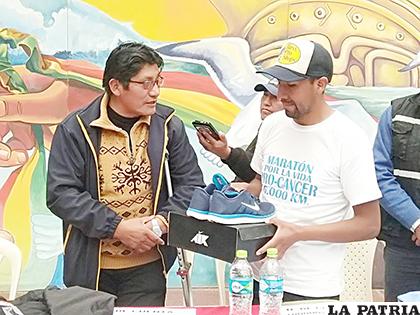Herrera, entrega indumentaria deportiva a Jorge Adrián para que siga con su desafío