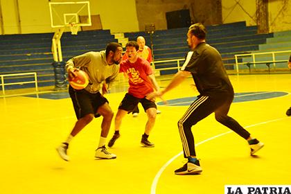 El elenco de Carl A-Z no descuida sus entrenamientos de cara a su próximo cotejo /ARCHIVO