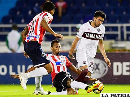 Una jugada del partido donde Junior venció a Lanús /FACEBOOK CONMEBOL