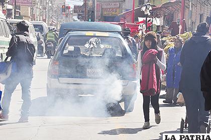 Los vehículos son de los elementos más contaminantes detectados en la ciudad /ARCHIVO