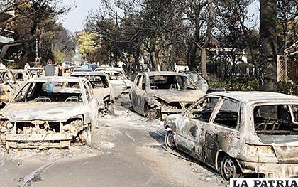 Varios coches calcinados tras el incendio registrado en Grecia /METRO Nicaragua
