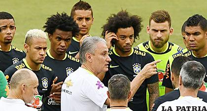 Tite (centro) continuará dirigiendo a la selección de Brasil hasta el Mundial de Catar 2022 /EL SUR
