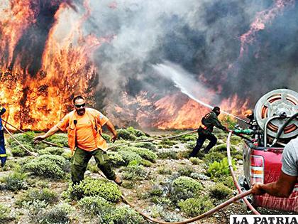 Varios bomberos y voluntarios luchan contra las llamas en un incendio en Verori /Tu otro diario