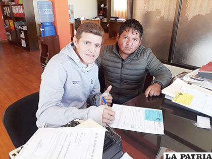 Hoyos junto al directivo Edgar Zuna durante la firma de su contrato