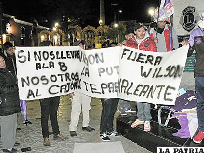 El jueves por la noche hinchas del lila pidieron la renuncia de 
Wilson Gutiérrez /APG