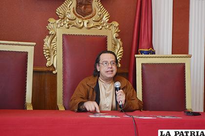 Guery Sandoval en el Salón Rojo de la Alcaldía de Oruro
