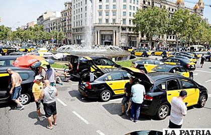 Los taxistas en España están en contra la concesión de licencias VTC usadas por las empresas Uber y Cabiby /Netdna-ssl.com