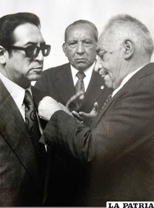 Augusto Dávila Sanabria, recibe una condecoración de manos de Enrique Miralles Bonnecarrere