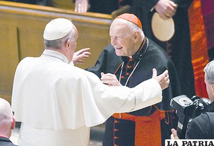 El Papa Francisco saluda al cardenal y arzobispo emérito Theodore McCarrick (Der.) /EPIMG.NET, ARCHIVO