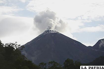 El volcán ecuatoriano Reventador, está situado a unos 90 kilómetros de Quito /RADIO HUANCAVILCA